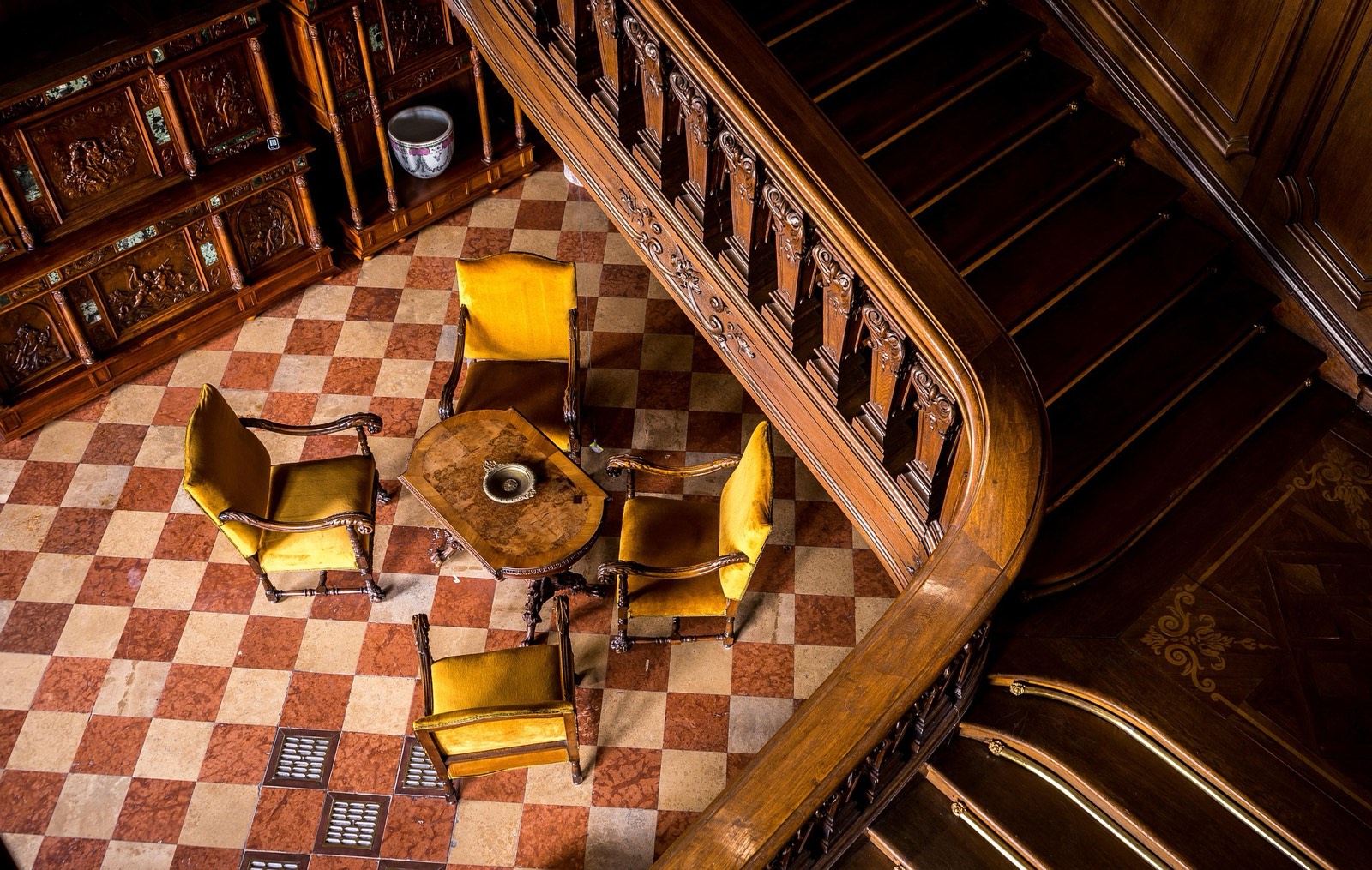 Eine ruhige, lichtdurchflutete Treppe in einem historischen Gebäude — Sinnbild für Übergänge und den nächsten Schritt